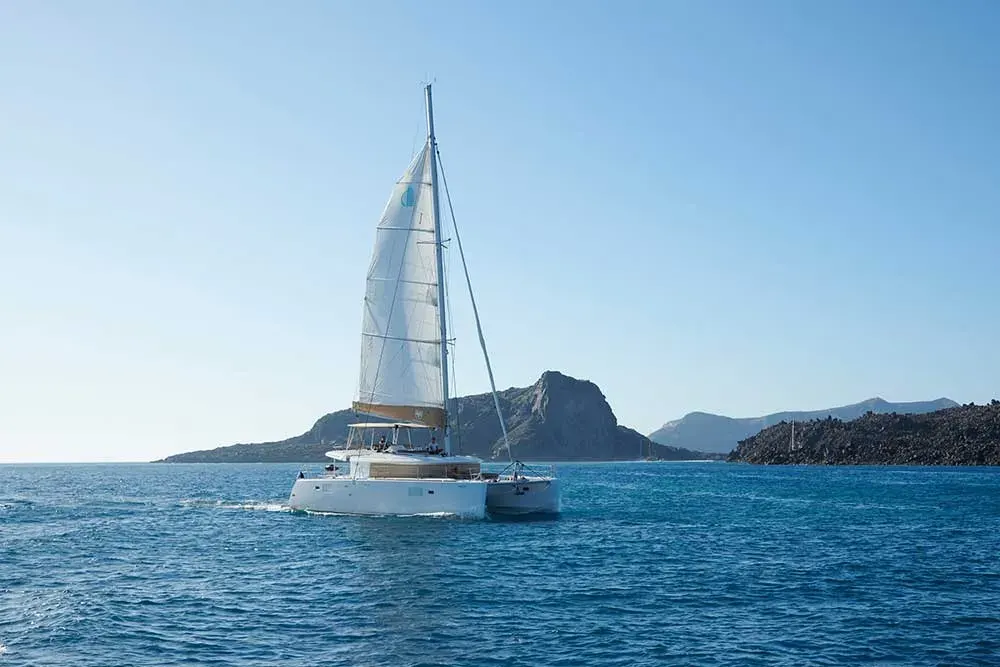 catamaran lagoon 450 sailing at volcano santorini hot-springs