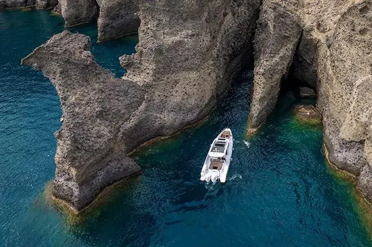 motor-yacht-hot-springs-santorini