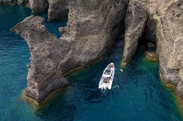 motor-yacht-hot-springs-santorini