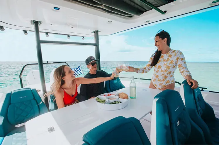 private-cruise-santorini-friends