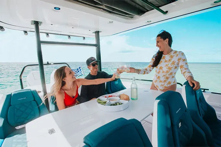 private-cruise-santorini-friends