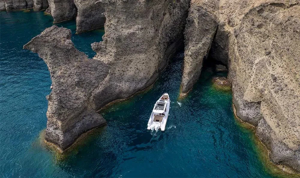 private-cruise-santorini-motor-yacht